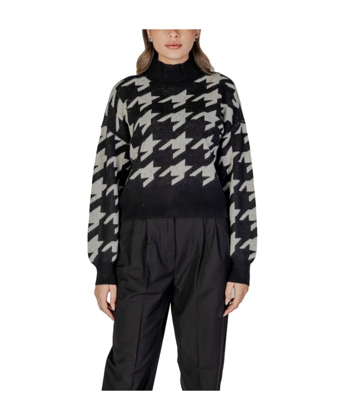 pull-noir-en-acrylique-collection-automne-hiver