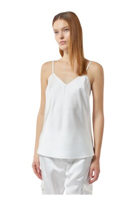 haut-en-satin-avec-fines-bretelles