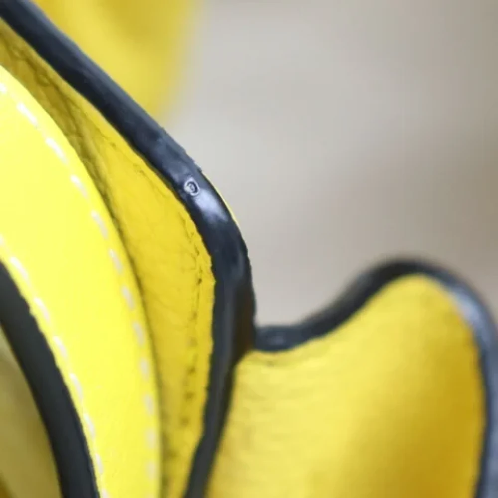 Loewe Pre-owned Leather shoulder-bags Yellow Dames