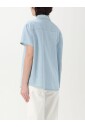 chemise-en-denim-bleu-coupe-decontractee