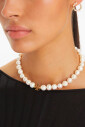 collier-a-pendentif-perle-avec-charme-logo