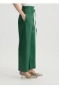 pantalon-decontracte-vert-avec-ceinture