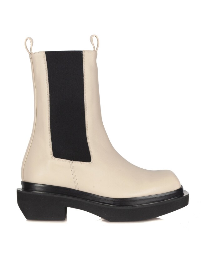 bottine-en-cuir-avec-bout-carre