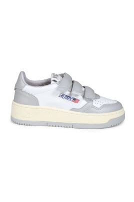 sneakers-grises-en-cuir-avec-bout-perfore