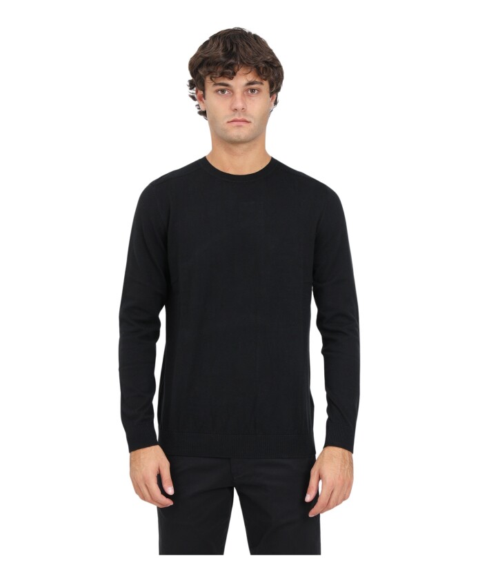 pull-col-rond-noir-avec-details-textures