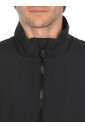 veste-bleue-impermeable-en-tissu-technique