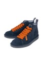 baskets-en-daim-bleu-avec-lacets-orange
