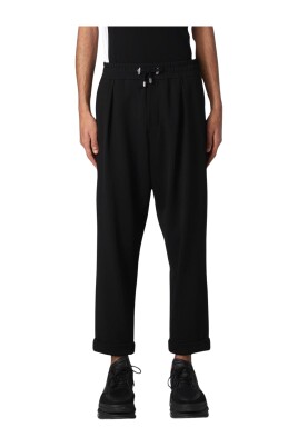 pantalon-noir-plisse-decontracte