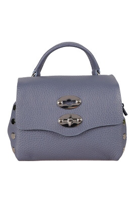 sac-bleu-en-cuir-texture-avec-poignee