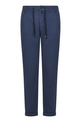 blue-trousers-chic-style
