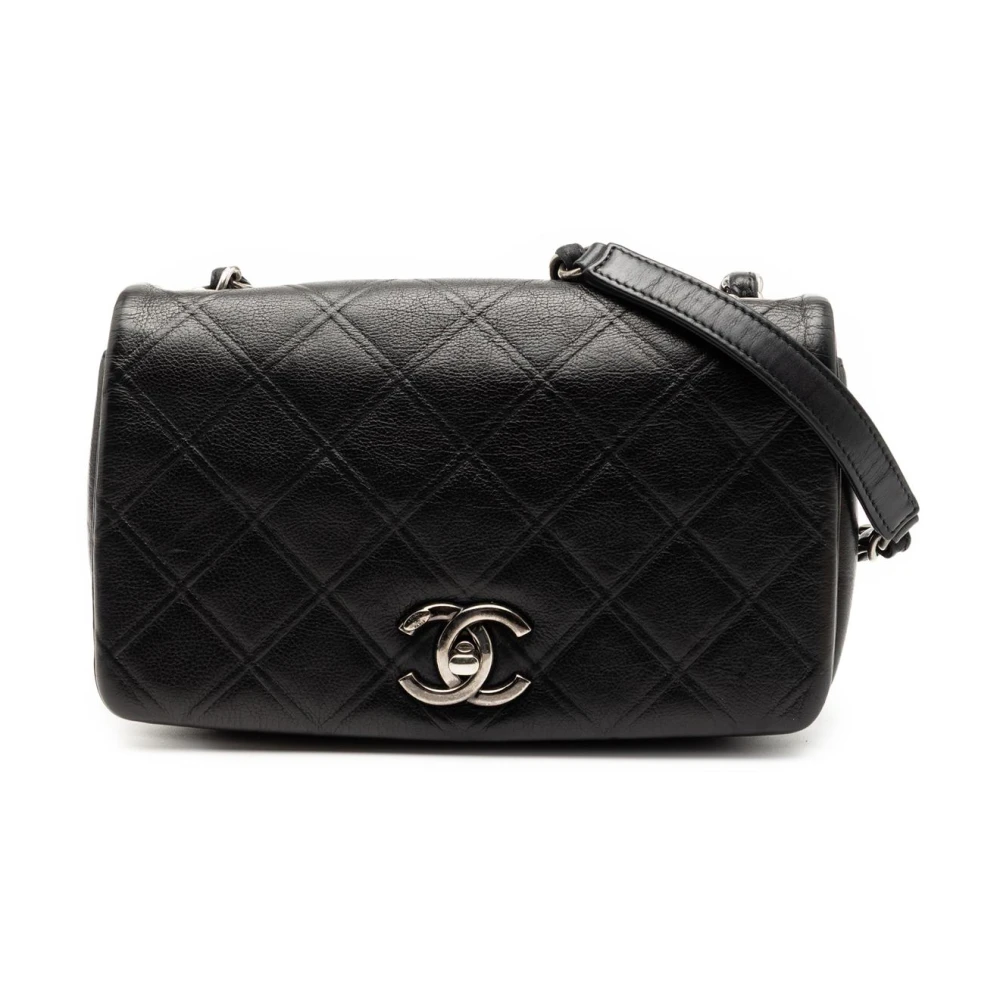 Chanel Vintage Women's Black Pre-Owned Quilted Leather Handbag