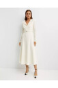 robe-midi-creme-avec-encolure-pointue
