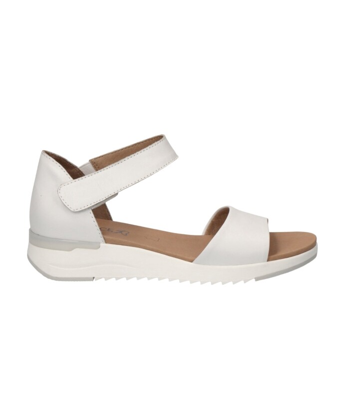 sandales-blanches-decontractees-ouvertes
