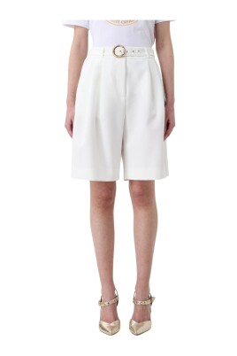 vita-skraddade-shorts-med-modern-design
