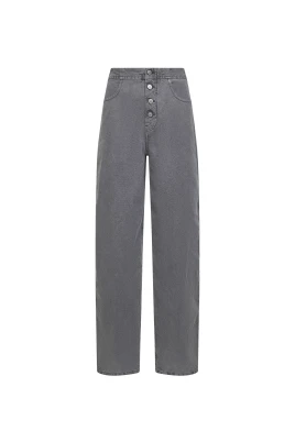 Jeans med läderpatch och knappar