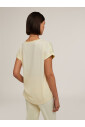 t-shirt-lavet-af-to-forskellige-materialer