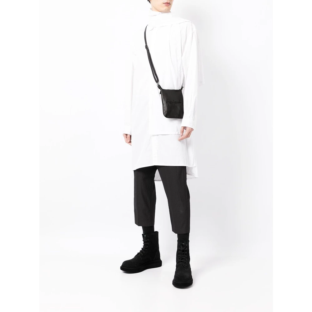 Yohji Yamamoto Zwarte leren schoudertas met voorborduursel Black Dames