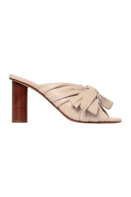 sandales-a-talons-noires-avec