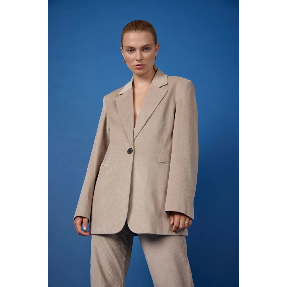 Levete Room Stijlvolle Plaza Sand Blazer Beige Dames