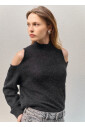 pull-alpaga-noir-avec-epaules-decouvertes