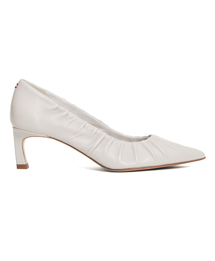 witte-leren-pumps-stijlvol-gerimpeld-ontwerp