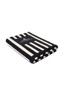 serviette-de-plage-noire-style-enveloppant