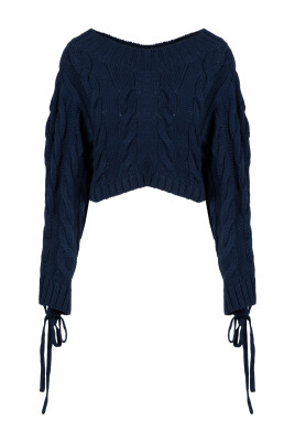 pull-en-maille-torsadee-a-lacets