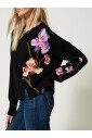 zwarte-geborduurde-trui-met-bloemen