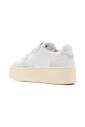 sneakers-blanches-avec-design-perfore