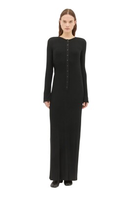 robe-longue-a-manches-longues-et-dos-ouvert