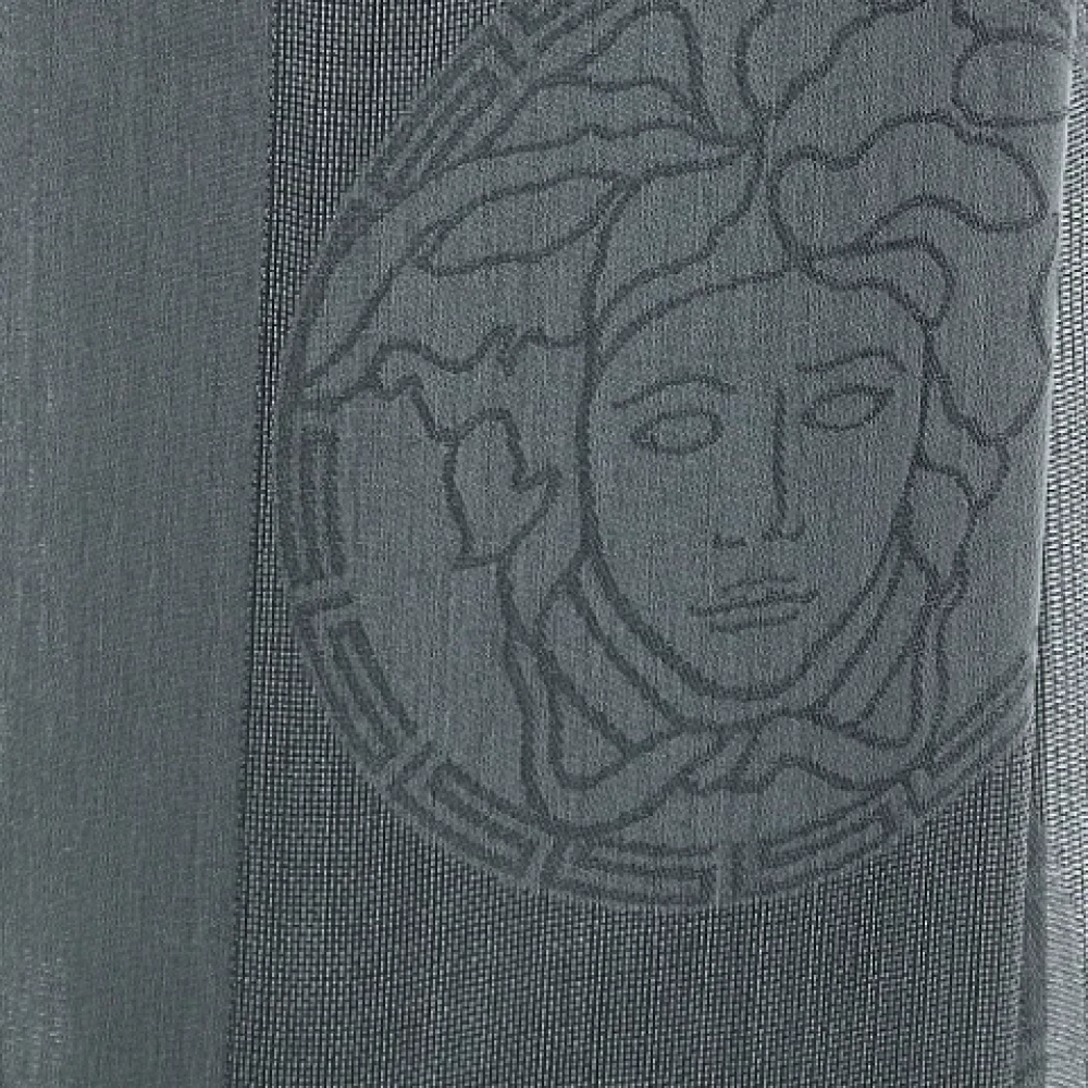Versace Pre-owned Silk scarves Gray Dames