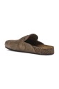 mules-elegantes-en-daim