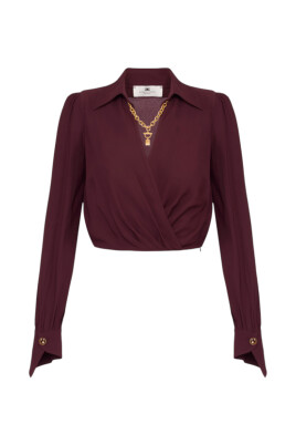 chemise-avec-epaulettes-rembourrees-et-accessoire-dore