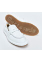 chaussures-plates-blanches-style-intemporel
