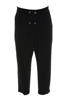elevate-your-casual-style-with-black-sweatpants