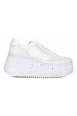 sneakers-blanches-avec-couture-faite-main