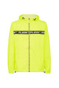 veste-coupe-vent-jaune-en-nylon-a-capuche