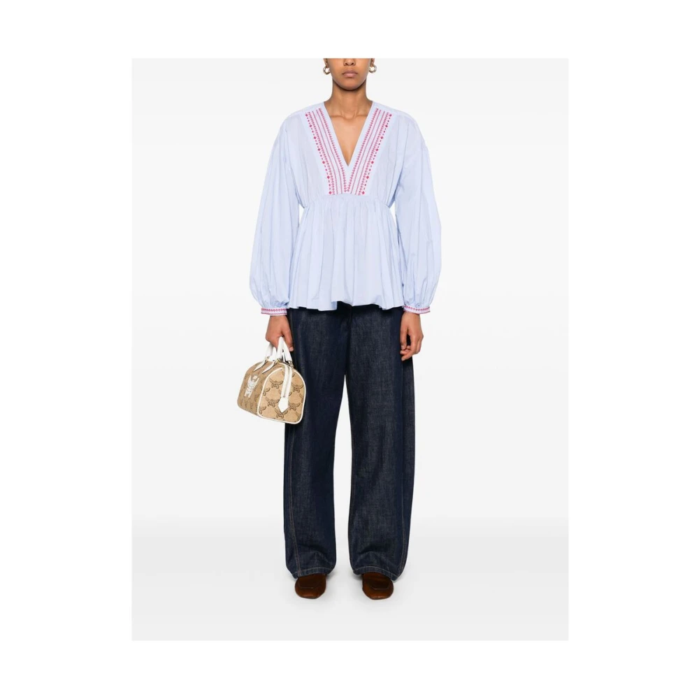 A.p.c. Lichtblauw V-hals Geborduurd Shirt Blue Dames