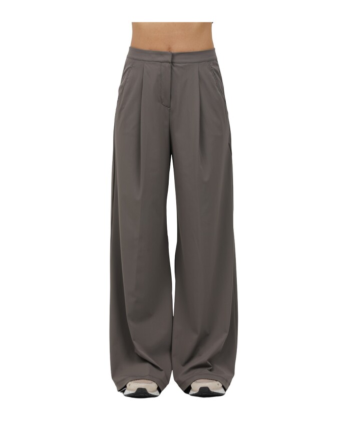 pantalon-en-tissu-technique-a-la-texture-soyeuse