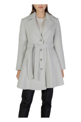 manteau-dhiver-gris-a-col-en-v-boutonne