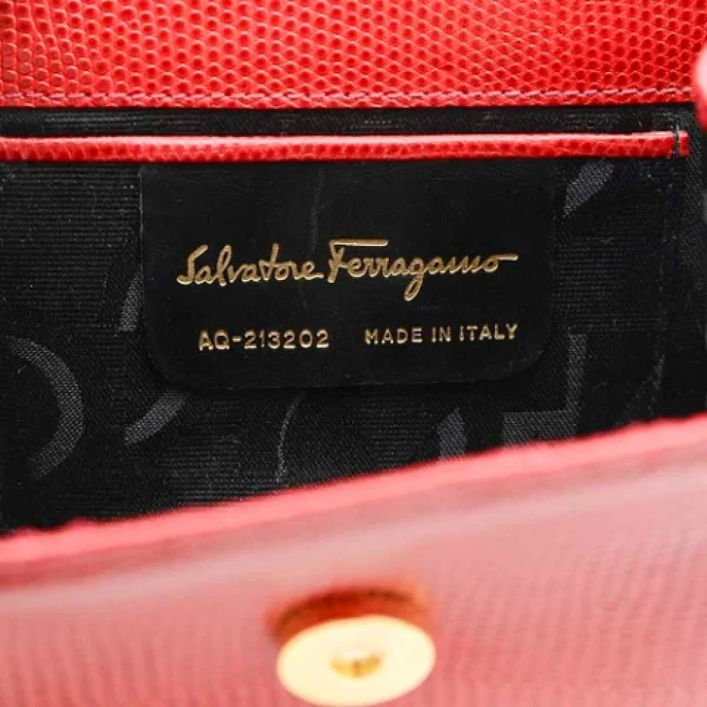 Salvatore Ferragamo Pre-owned Leather clutches Red Dames