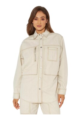 beige-skjortejakke-med-brune-detaljer
