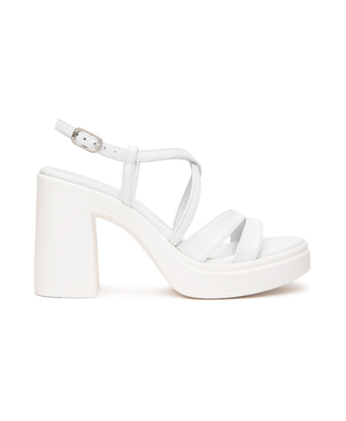 sandales-blanches-en-cuir-avec-plateforme