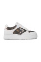 baskets-blanches-en-cuir-a-lacets