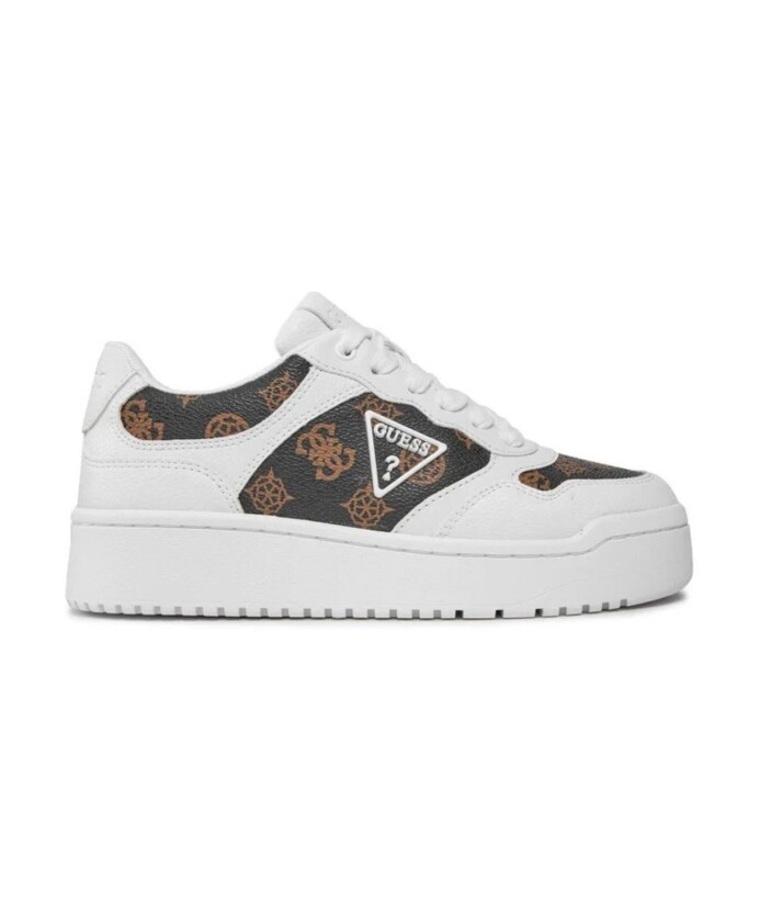 baskets-blanches-en-cuir-a-lacets