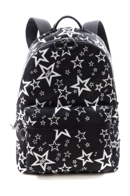 homme-sac-a-dos-etoiles