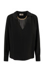 chemise-col-en-v-avec-detail-metallique