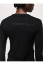 haut-noir-ajuste-design-minimaliste