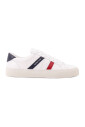 sneakers-blanches-avec-patch-logo-en-cuir