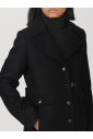 elegant-manteau-en-laine-avec-boutons-fonctionnels